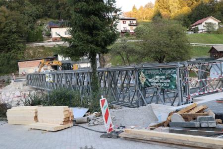 Začetek gradnje začasnega mostu v Stranjah in popolna zapora na območju gradnje (5)